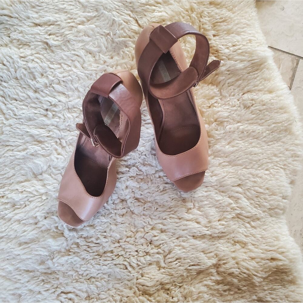 EUC Uterque sz 37 Italian leather peep toe heels